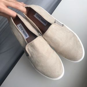 Steve Madden slip on flat shoe sneaker barley used